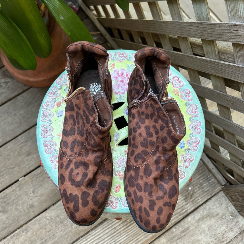 G.C. Shoes,Leopard Print  Shoes. Short Stuff Size 8